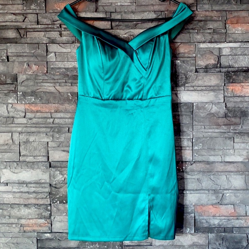 Satin Green My Michelle Off the Shoulder Mini Dress Size: 0 (XS)